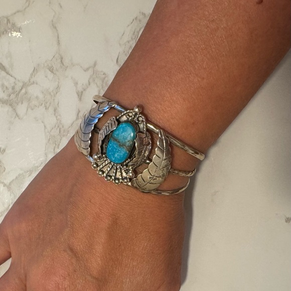 Beautiful vintage Sterling Silver & Turquoise Cuff - Picture 8 of 9